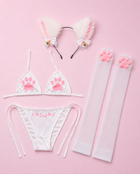 Bikini de cosplay gatito en conjunto con medias y orejas de anime
